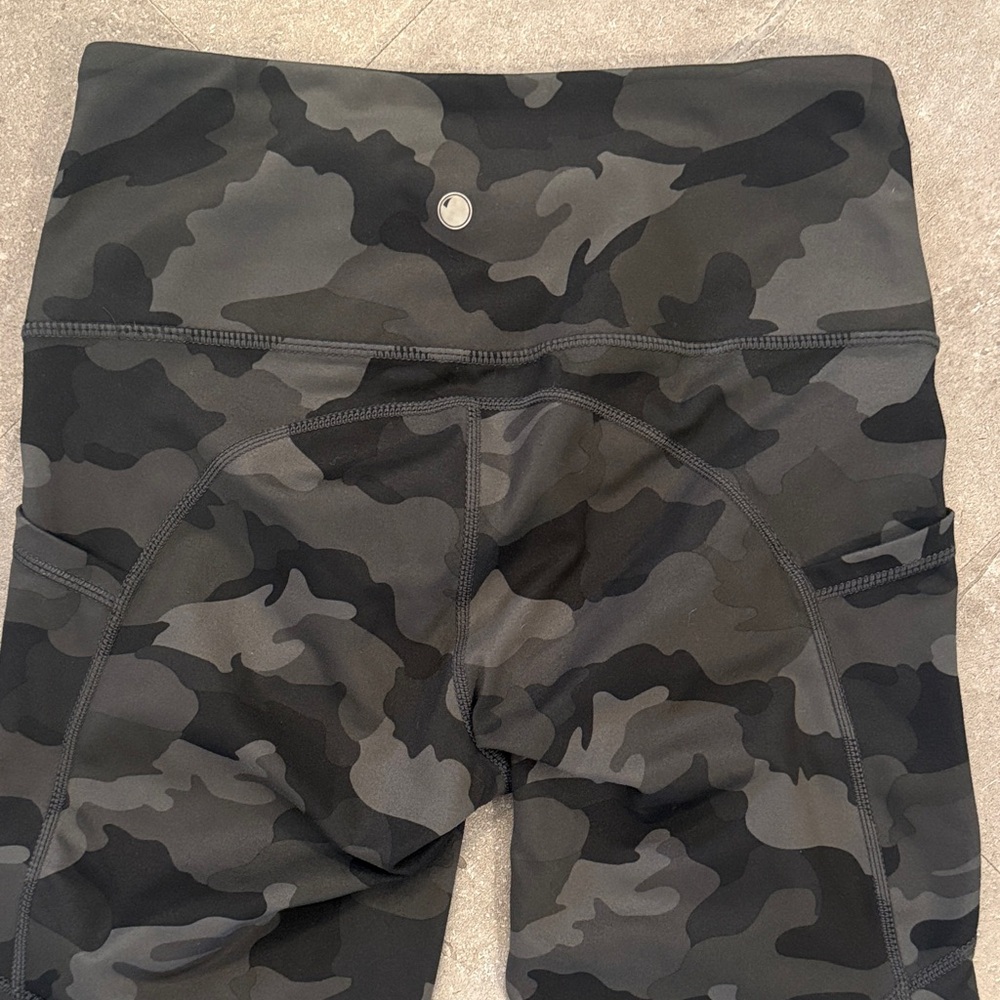 Yogalicious Women’s Black Gray Camo Capri Leggings Size Small - Picture 6 of 7